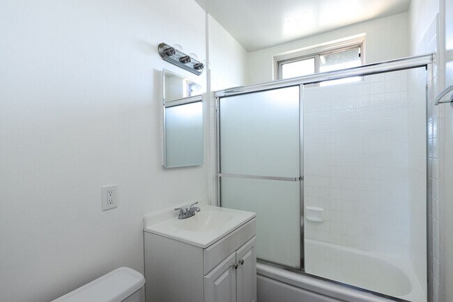 Foto del edificio - 2 Bedroom + 1 Bathroom Apartment | Oxnard Shores | Unfurnished