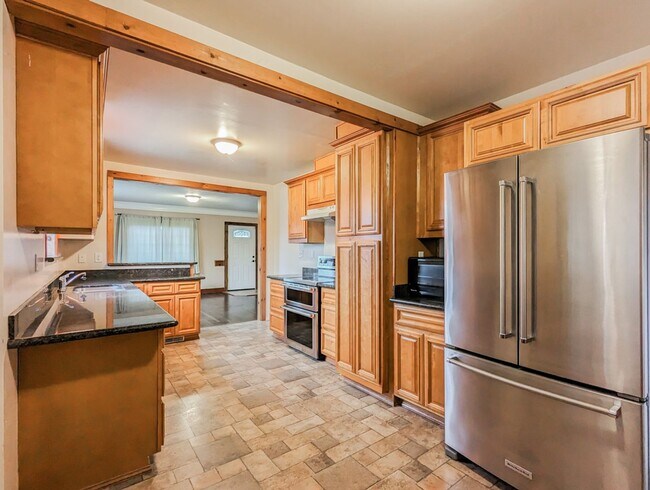 Building Photo - Charming 3 bed, 1 bath home on corner lot!