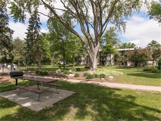 Foto del edificio - 9400 Old Cedar Ave S