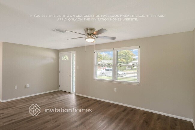 Foto del edificio - 10801 Corinth St