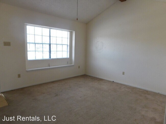 Building Photo - 306 North Dr