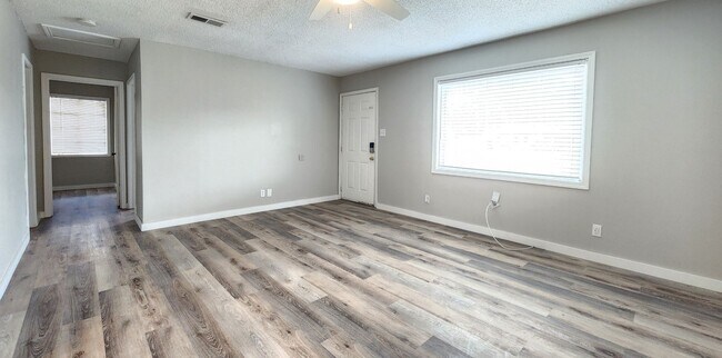 Foto del edificio - 3/1 CLOSE TO CAMPUS - $500 OFF 1ST MONTH O...