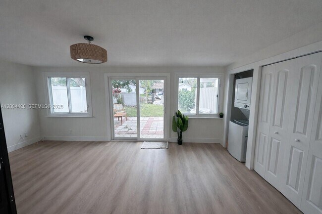 Foto del edificio - 4396 SW 25th Terrace