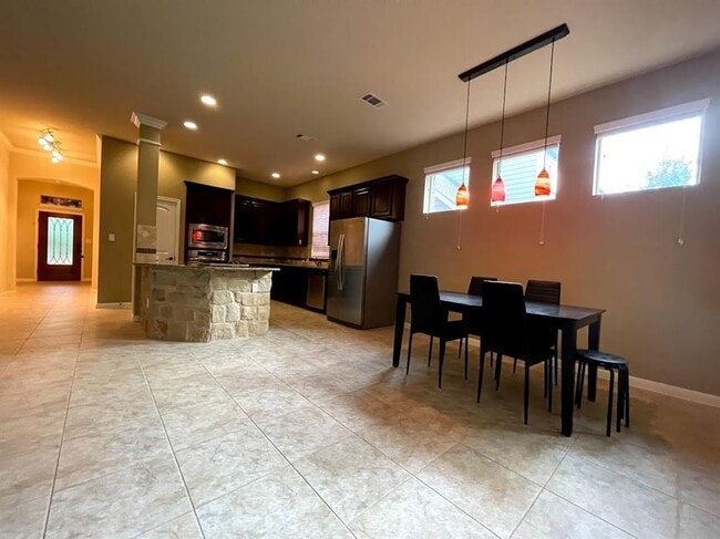 Building Photo - 9550 Savannah Ridge Dr