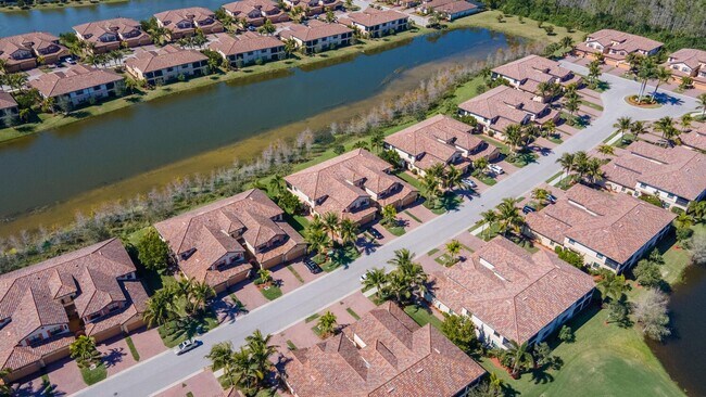 Foto del edificio - Beautiful 3/2 Coach Home in Bonita National!
