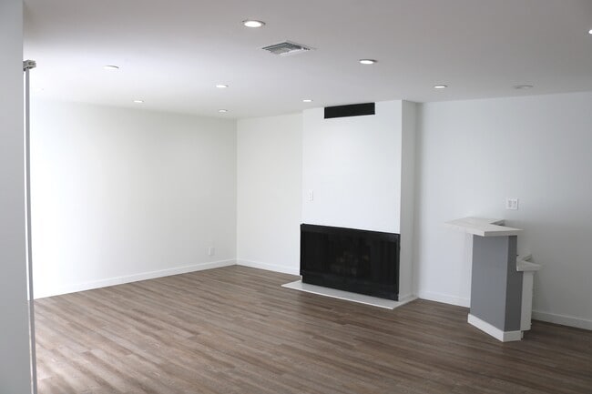 Building Photo - 921 10th St