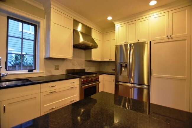 Foto del edificio - Beautiful, Spacious and Sunlit Premium Ren...
