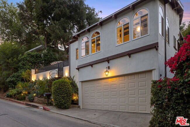 Foto del edificio - 8809 Wonderland Park Ave