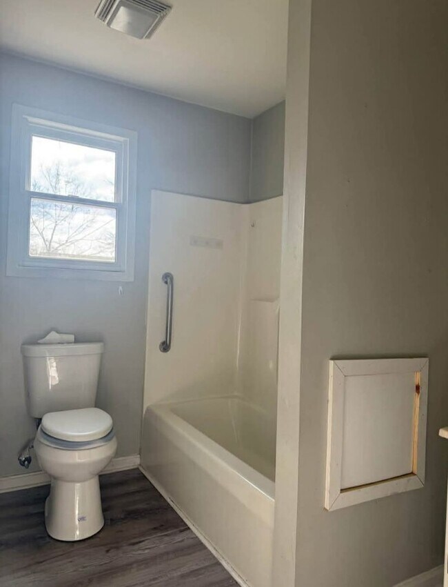 Building Photo - 3 bedroom, 2 bathroom Renovated House