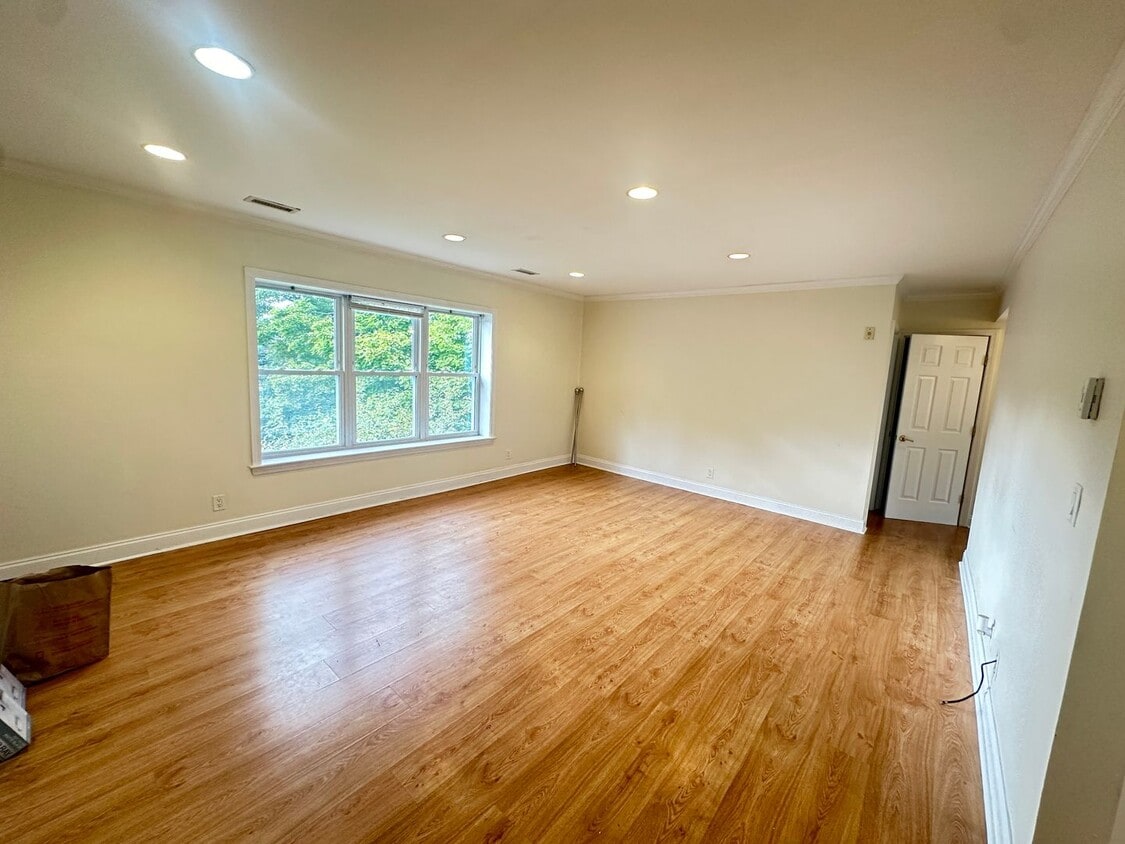 3Br/2Bth in Oak Sq. Great for a roommates. 3 parking included, laundry IN UNIT! - 3Br/2Bth in Oak Sq. Great for a roommates. 3 parking included, laundry IN UNIT!