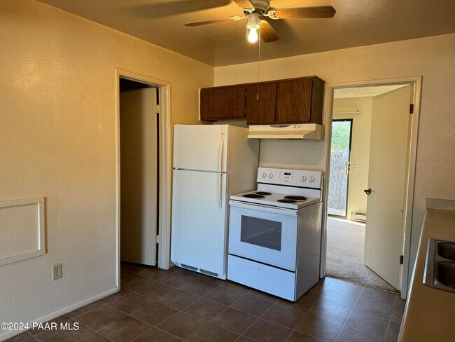 Building Photo - 6330 E Copper Hill Dr