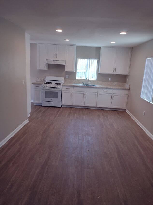 Primary Photo - 1041 E Avenue R