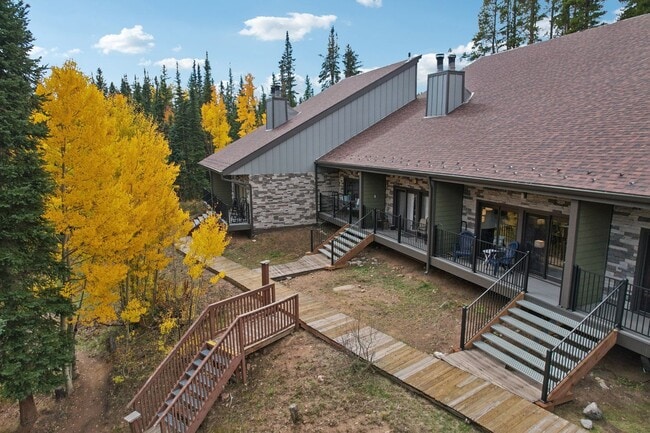 Building Photo - Serenity and Views with this 3 bedroom/3Bathroom Townhome in Buffalo Ridge