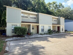 Building Photo - 3925 SW 26th Terrace