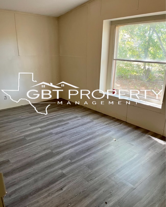 Building Photo - Spacious 3 bed 2 bath single wide on an oversized lot