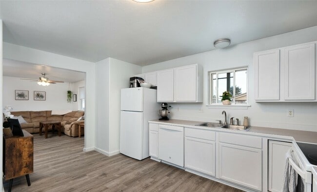 Building Photo - 208 Show Pl