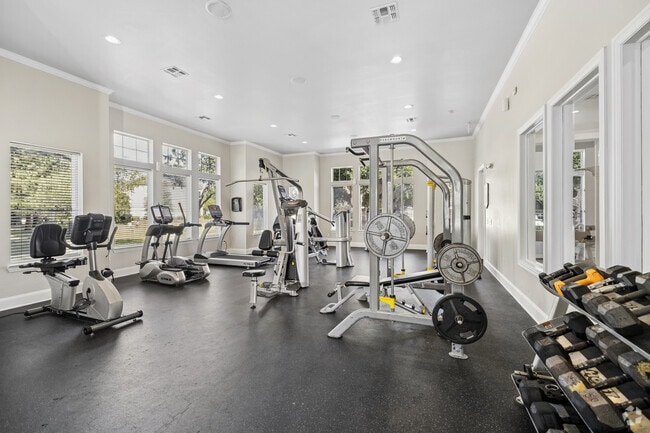 Gimnasio con equipos de fuerza y cardio. - Taylor At Copperfield
