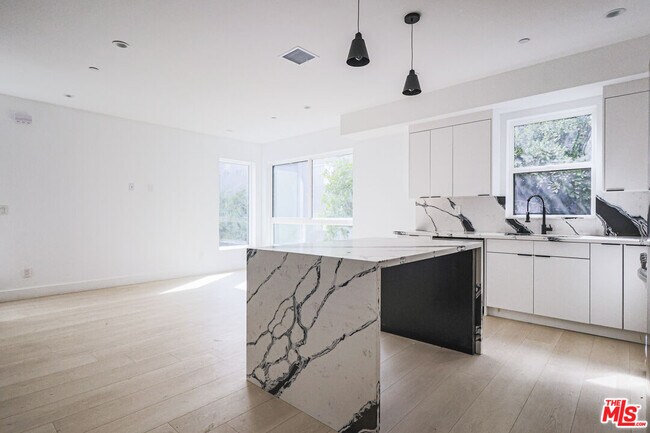 Foto del edificio - 11814 Gilmore St