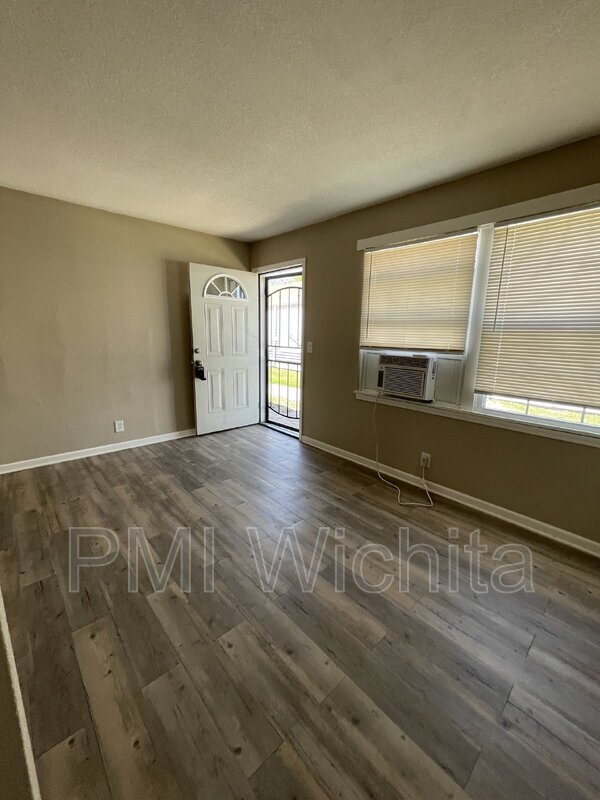 Building Photo - 2545 N Park Pl