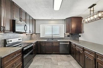 Building Photo - 990 Acorn Dr