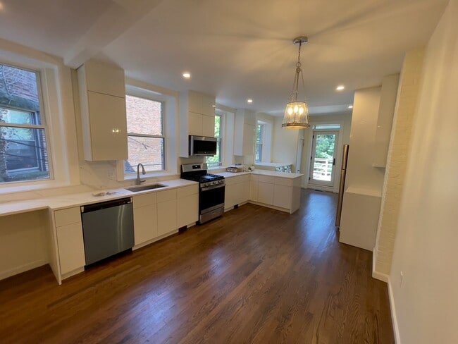 Foto del edificio - STUNNING 4 BED/3 BATH TOWNHOUSE ON BEACON ST.