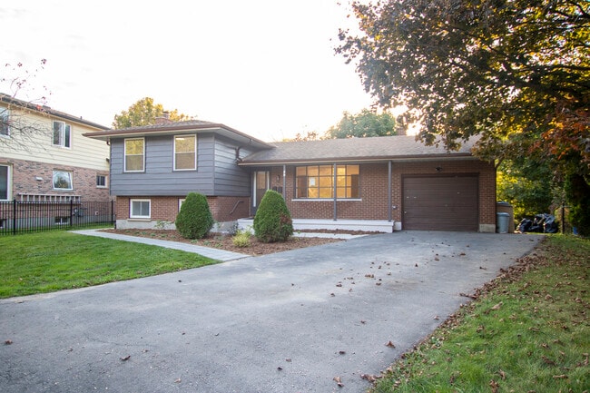 Photo du bâtiment - Byron Beauty!   2+ Den Home * Garage * Insuite Laundry * AVAIL NOW