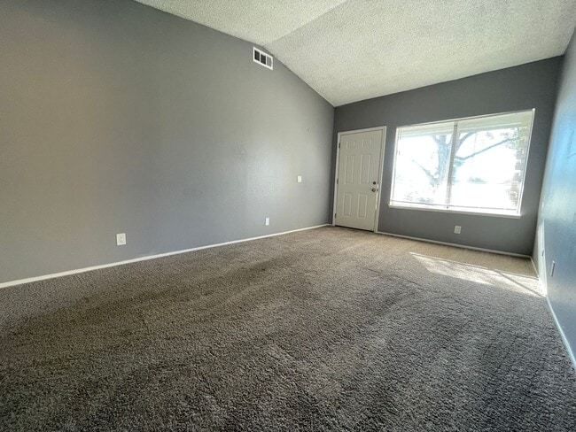 Foto del edificio - Move-In Ready 2-Bedroom Duplex with Modern...