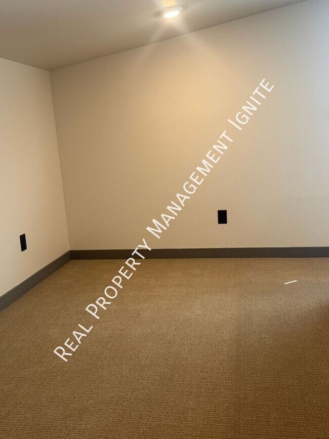 Foto del edificio - 138 NW Hawthorne Ave