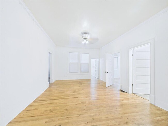 Foto del edificio - 810 W 32nd St