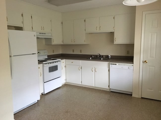 Kitchen - 6458 Confederate Dr