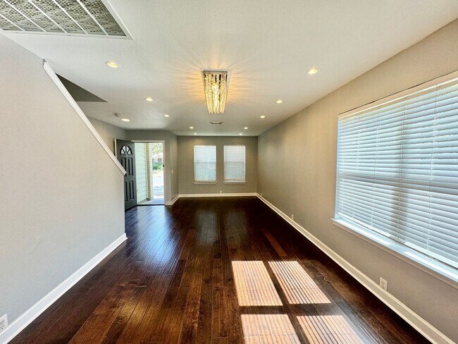 Building Photo - Gorgeous House in Retama Ridge
