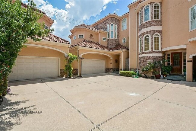 Building Photo - Luxury Galleria Location!