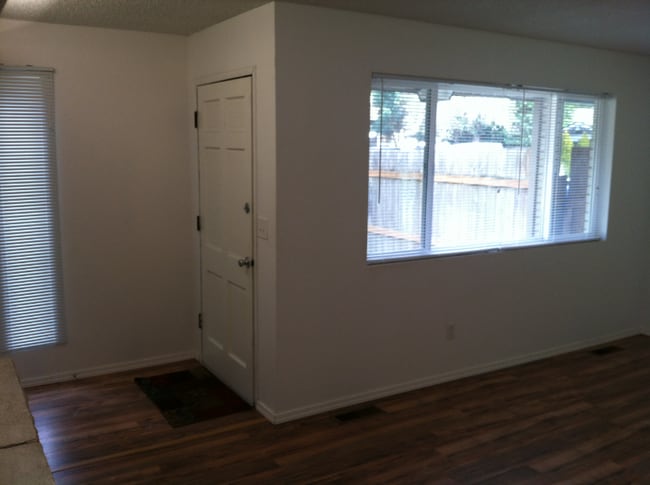 Building Photo - 917 142nd Ave SE