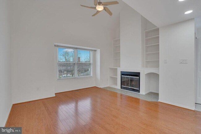 Building Photo - 111 Park Pl Dr