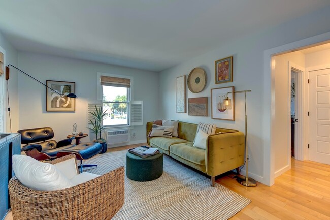 Building Photo - 2057 Middle St