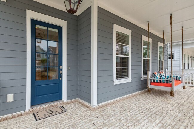 Foto del edificio - Gorgeous Furnished Home in Mount Pleasant