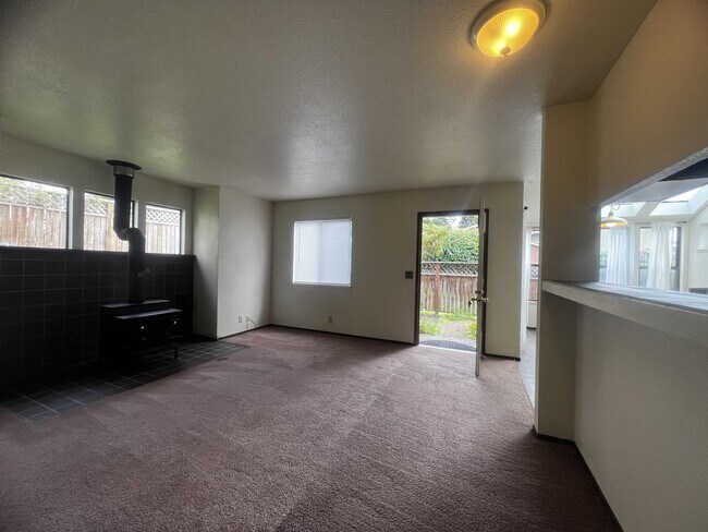 Foto del edificio - 674 Hidden Creek Rd