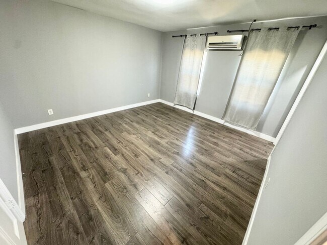 Foto del edificio - 2 bed 2 bath Single family home with a big...