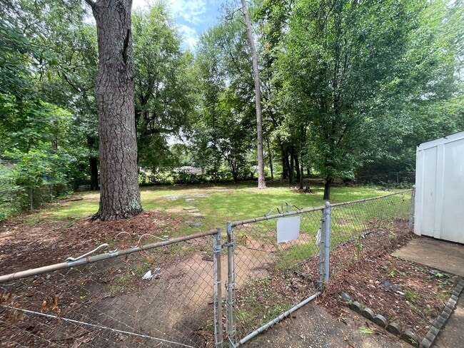 Building Photo - ** 3 Bed 1 Bath located in Grove Hill Esta...