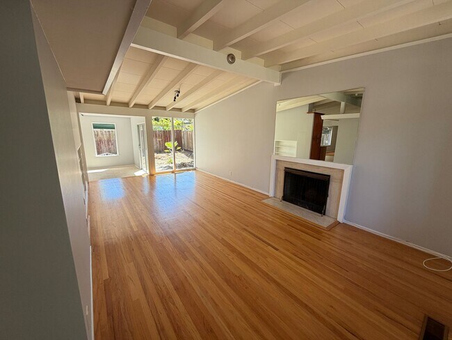 Foto del edificio - 3630 Lupine Ave