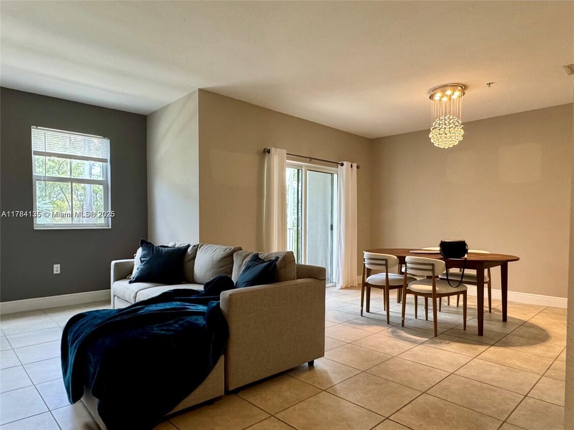 Foto principal - 8740 NW 97th Ave