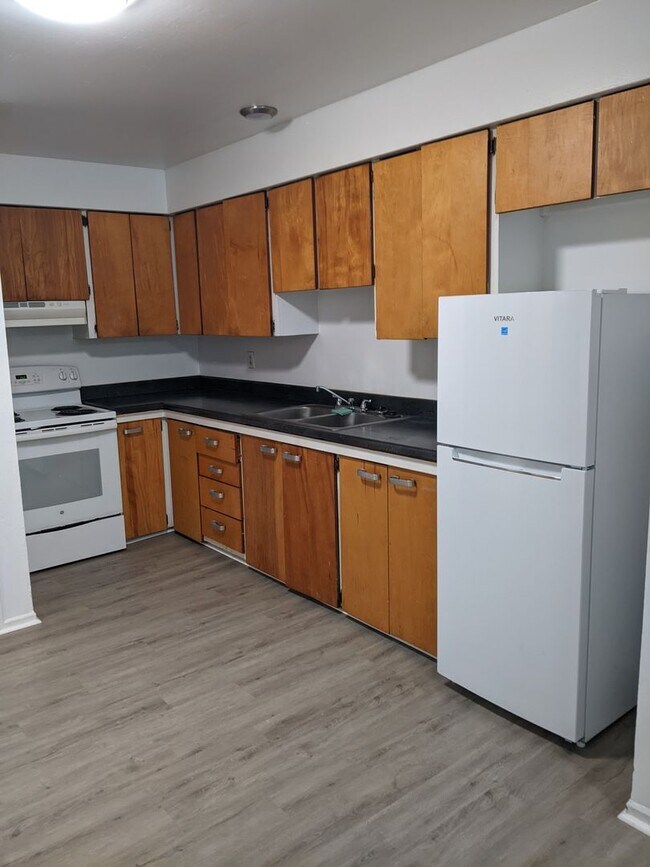 Building Photo - One Bed and One Bathroom Unit