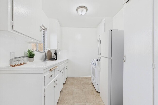 Building Photo - La Cresta Apartments