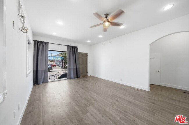 Foto del edificio - 5760 Melrose Ave