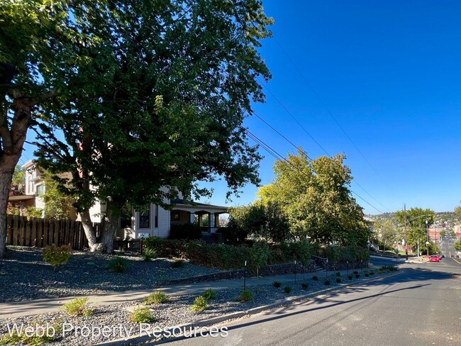 Building Photo - 3 br, 2.5 bath House - 807 S. Main Street