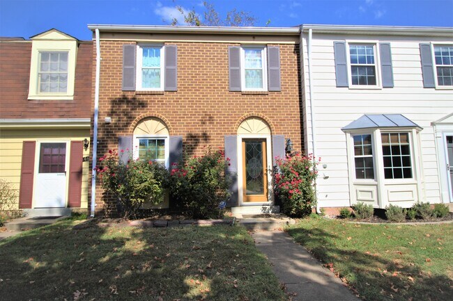Foto del edificio - Charming Brick Front 2-Level Townhome in Alexandria