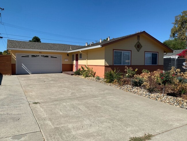 Building Photo - **2 Weeks Free Move-in Promo**Available No...