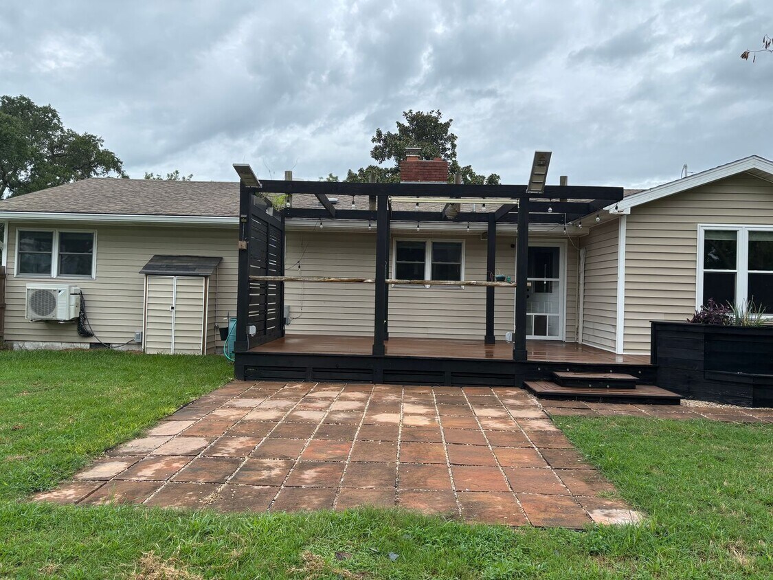 Primary Photo - Updated 2 bedroom with Bonus room home in ...