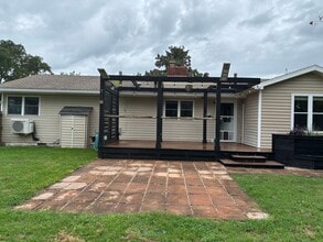 Building Photo - 114 Crescent Dr