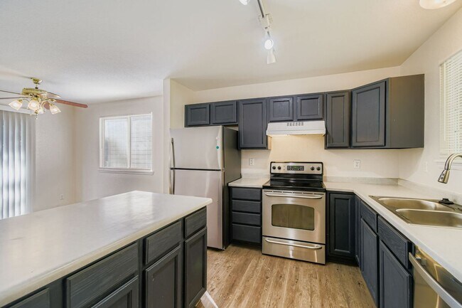 Building Photo - Bright & Spacious 3-Bedroom Home in Fox Run